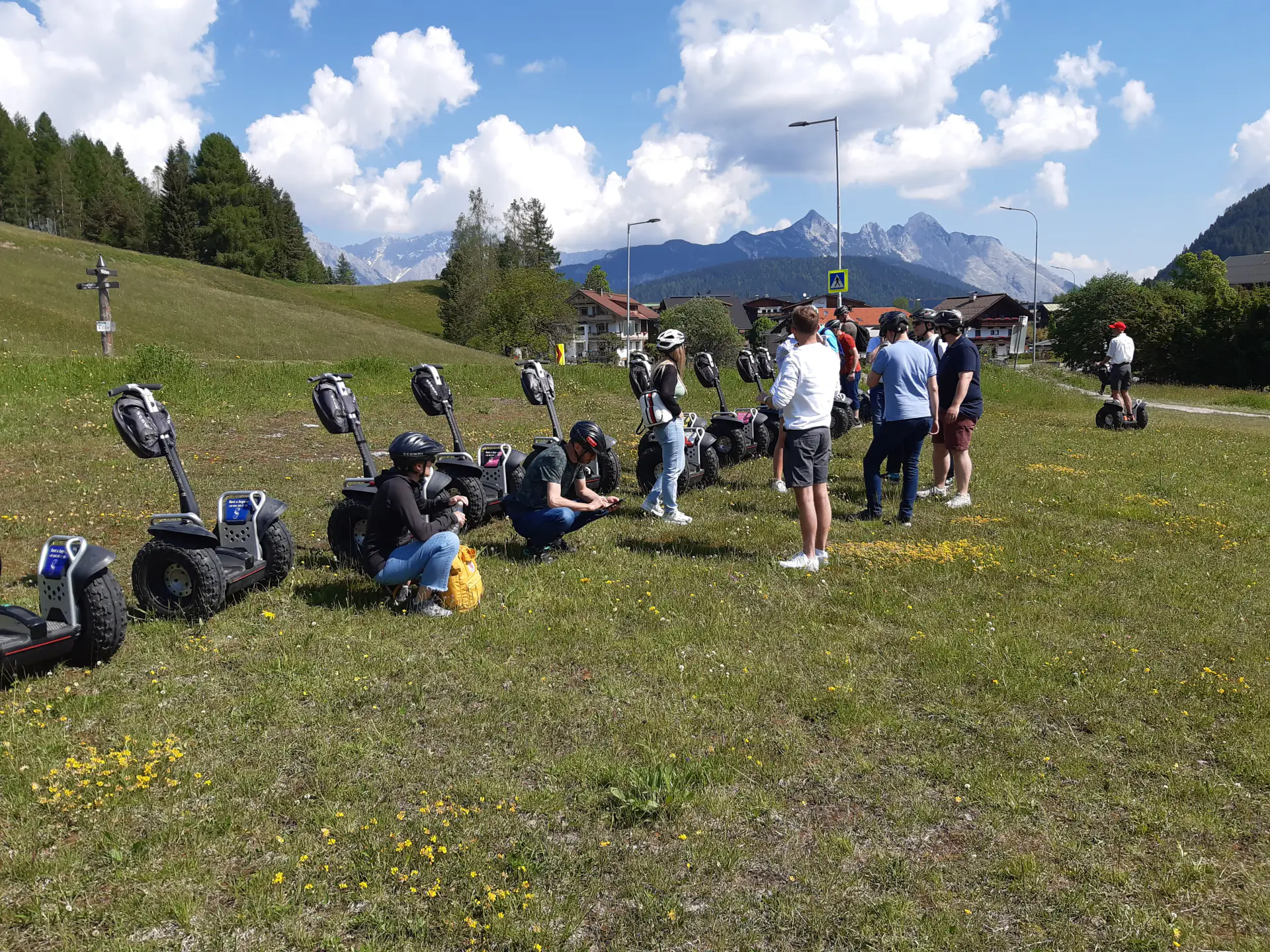 Segway-Gruppe auf einer Almwiese vor Tiroler Bergkulisse