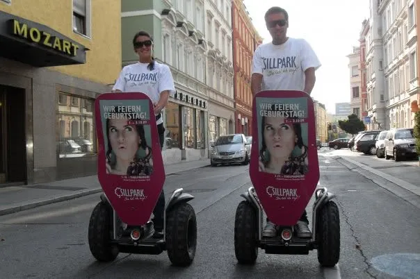 Zwei Segways mit Werbeschildern in der Innenstadt